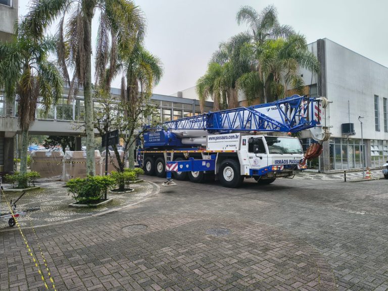 Mobilização de guindaste na obra do datacenter UFPR/RNP/PoP-PR.