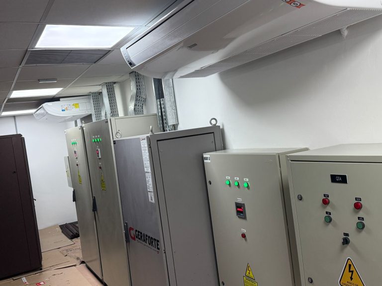 Painéis elétricos no ambiente técnico do datacenter RNP/PoP-BA.