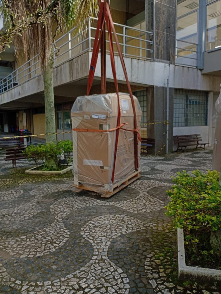Içamento de equipamento com guindaste na obra do datacenter UFPR/RNP/PoP-PR.