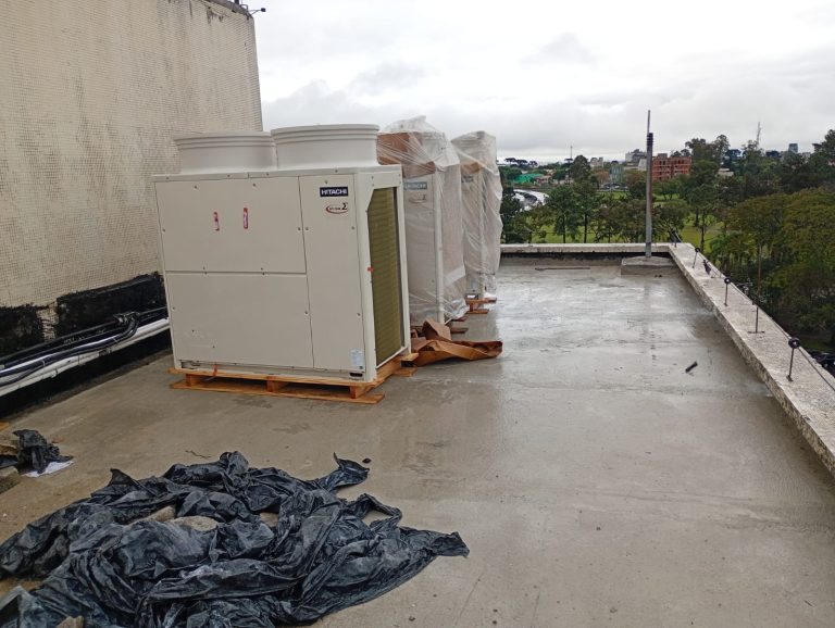 Instalação de equipamento na cobertura do datacenter UFPR/RNP/PoP-PR.